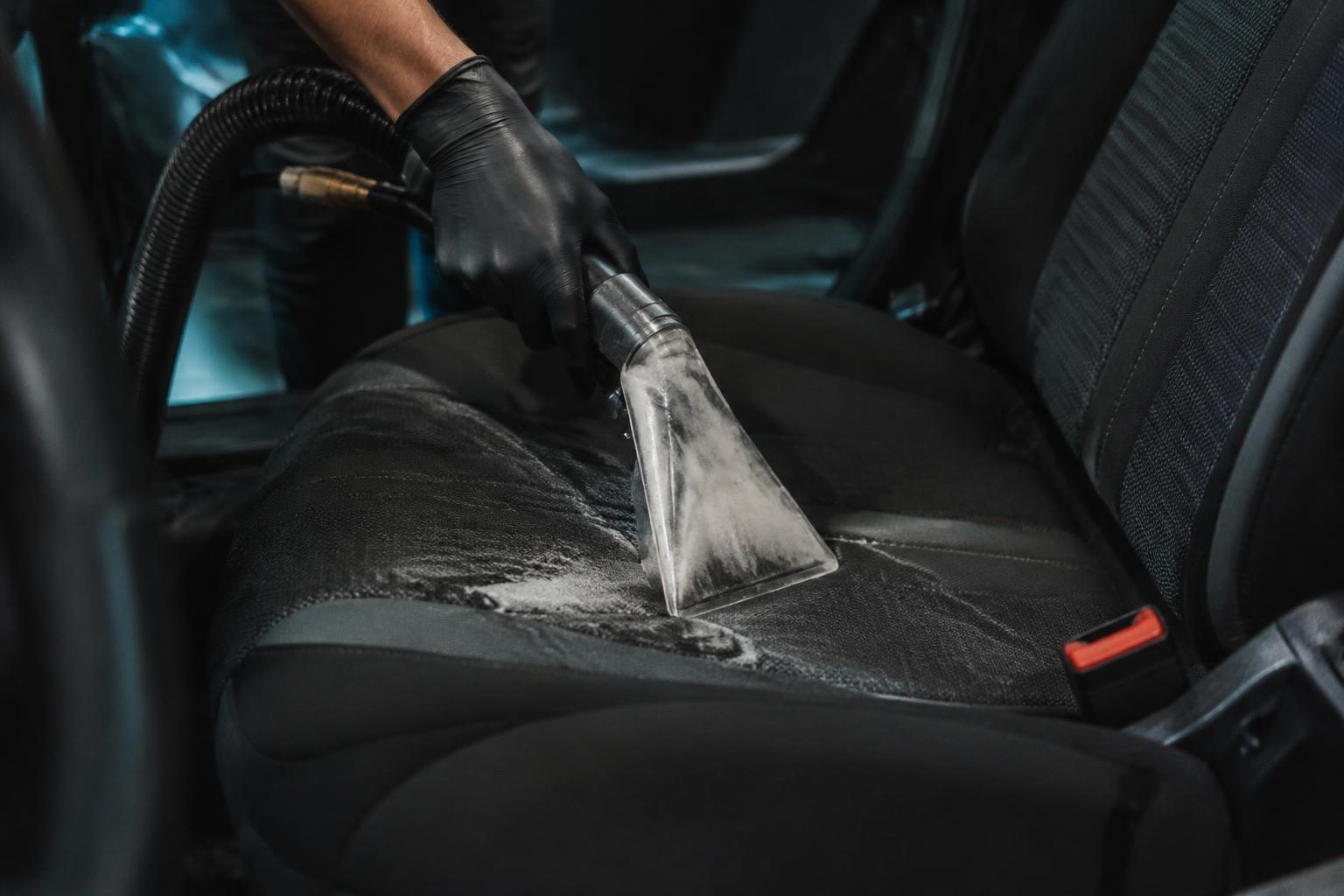 Siège de voiture en cours de shampouinage avec une machine d'injection-extraction